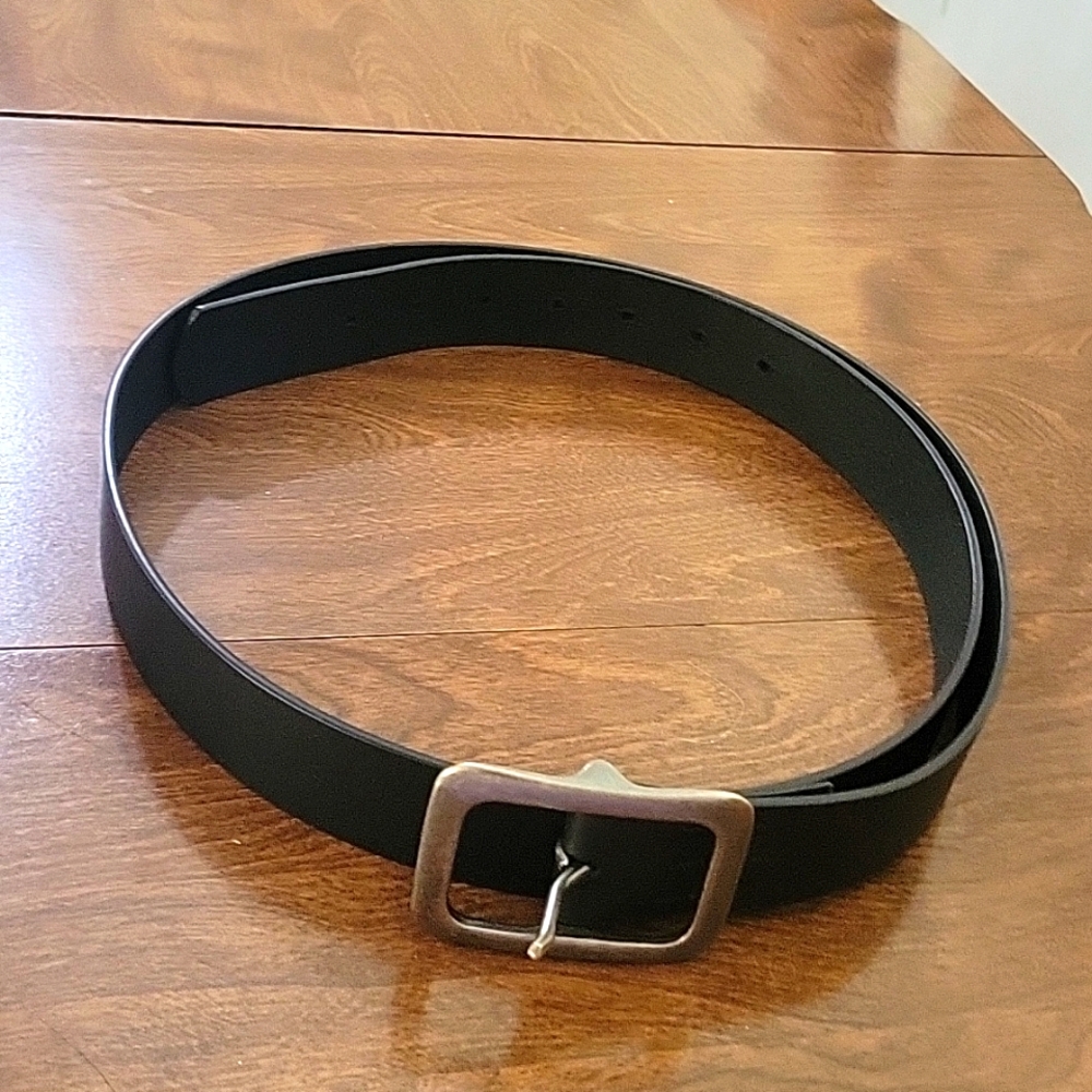 Unisex leather belt.